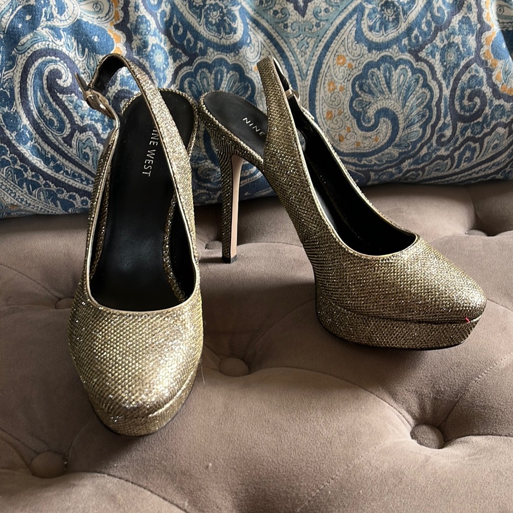 Nine West 7.5 gold/silver material sling back platform 5in heels